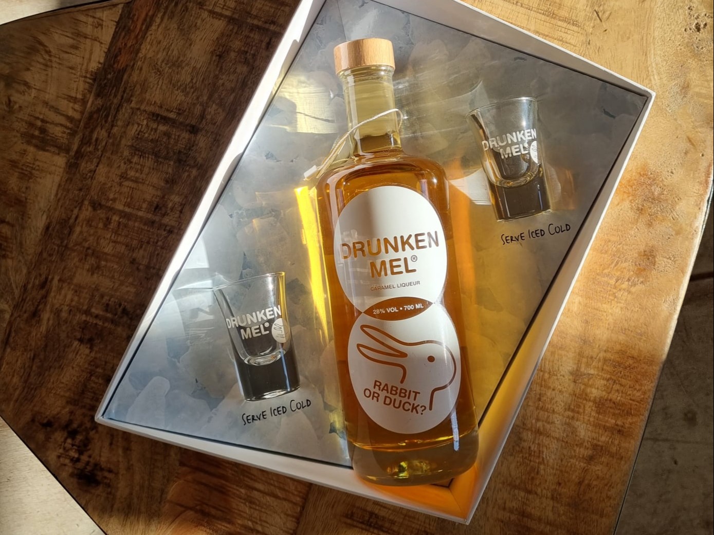 Dit is de inhoud van de Giftbox van Drunken Mel inhoud_relatiegeschenk_700ml-fles