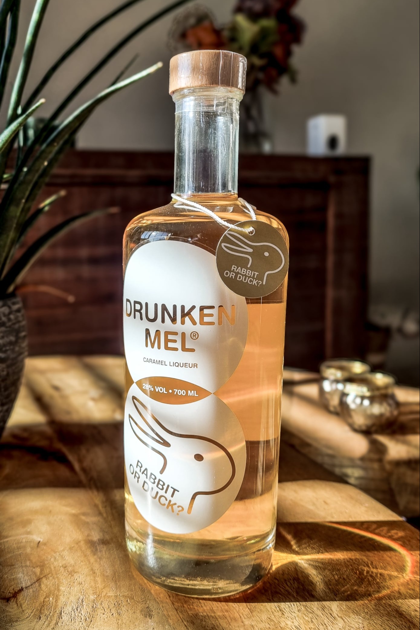 Vooraanzicht scheve fles drunken mel 700ml_drunken_mel_caramel_wodka_likeur