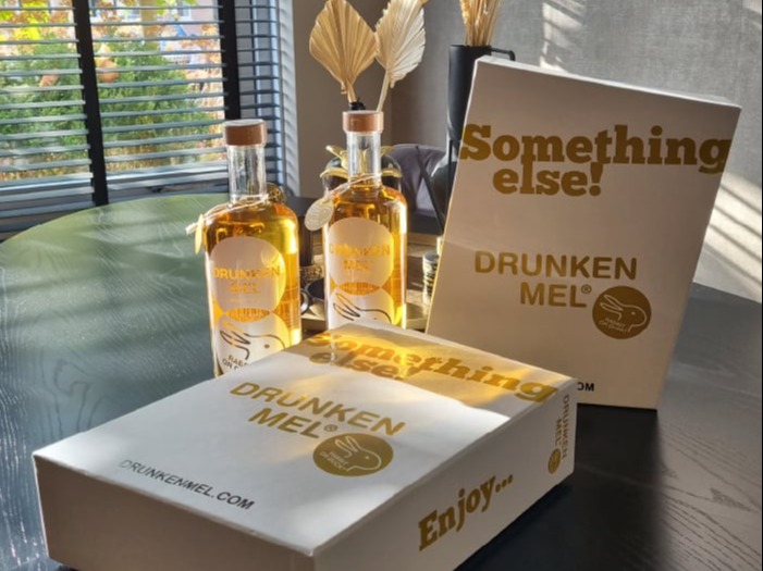 Drunken Mel Giftbox relatiegeschenk-scheve-giftbox_wit_likeur
