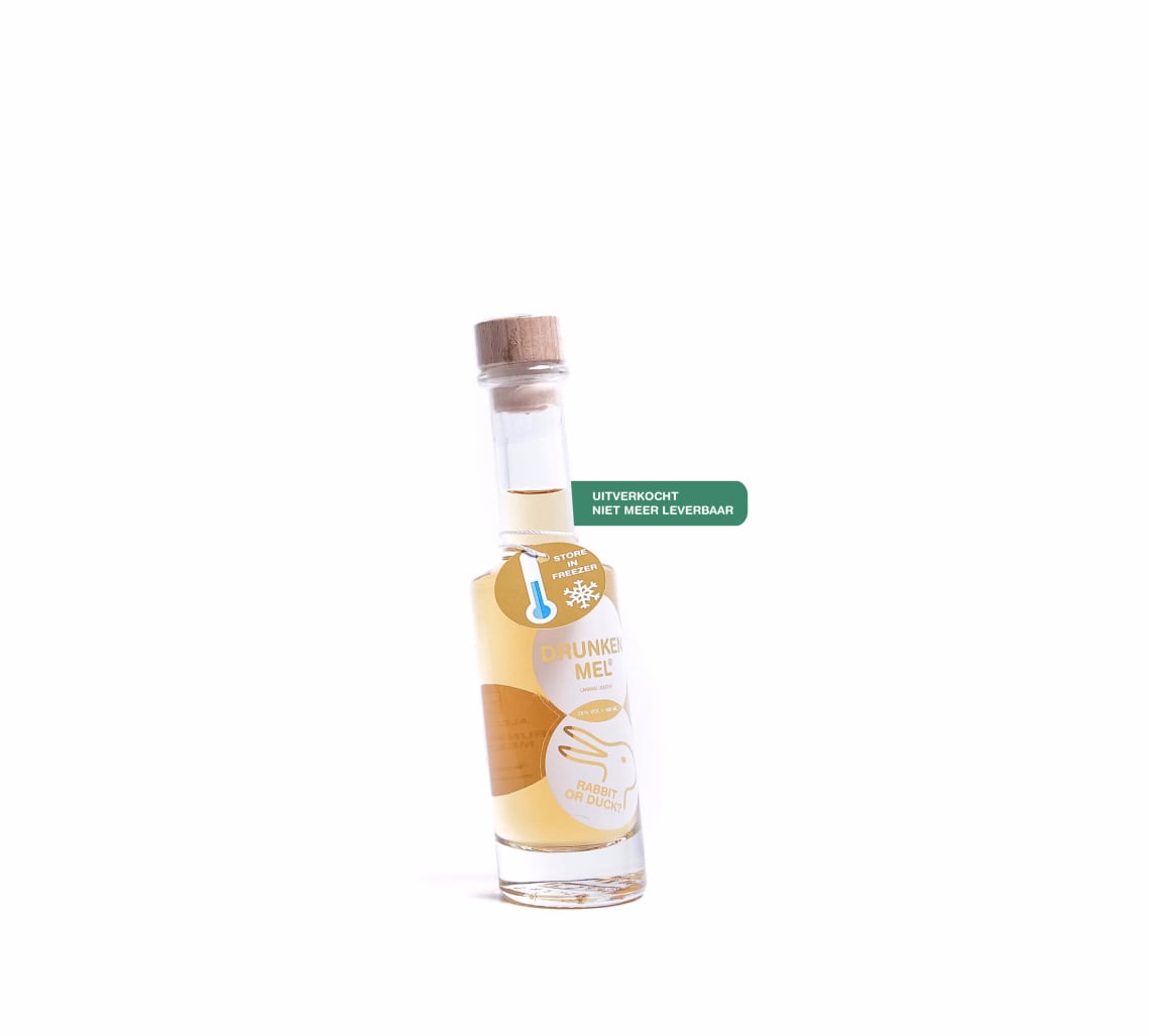 Klein flesje drunken mel met 100 ml caramel likeur. UITVERKOCHT_Mini_flesje_10cl_100ml_drunkenmel_van_glas_scheef